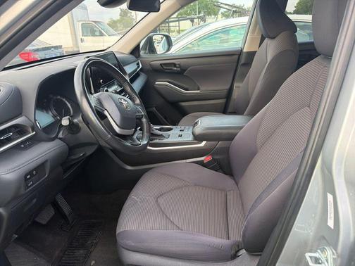 Celestial Silver Metallic 2024 Toyota Highlander LE