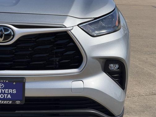 Celestial Silver Metallic 2024 Toyota Highlander LE