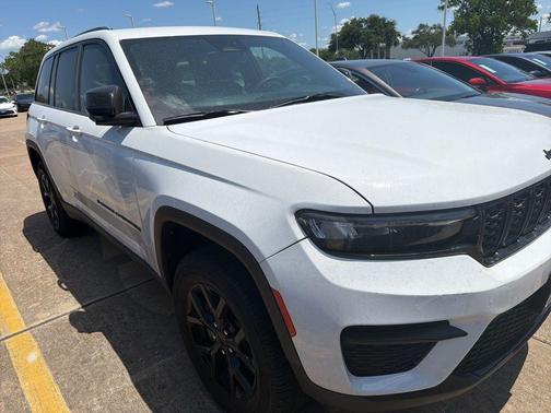 Bright White Clearcoat 2025 Jeep Grand Cherokee Altitude