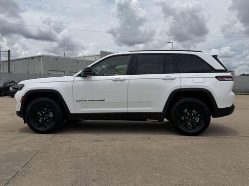 Bright White Clearcoat 2025 Jeep Grand Cherokee Altitude