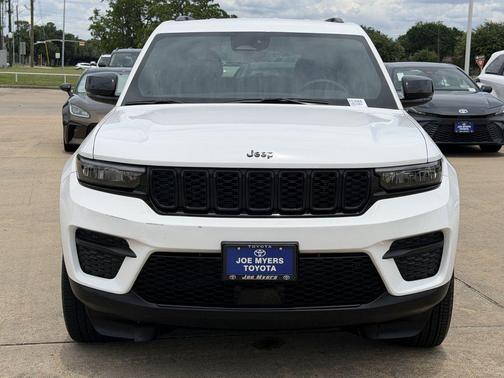 Bright White Clearcoat 2025 Jeep Grand Cherokee Altitude