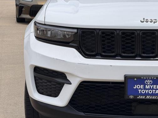 Bright White Clearcoat 2025 Jeep Grand Cherokee Altitude