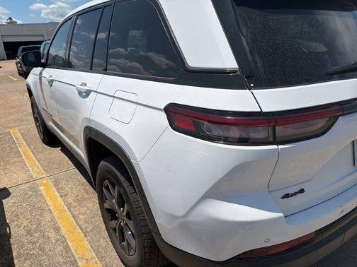 Bright White Clearcoat 2025 Jeep Grand Cherokee Altitude