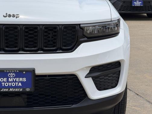 Bright White Clearcoat 2025 Jeep Grand Cherokee Altitude