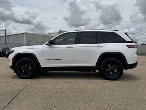 Bright White Clearcoat 2025 Jeep Grand Cherokee Altitude