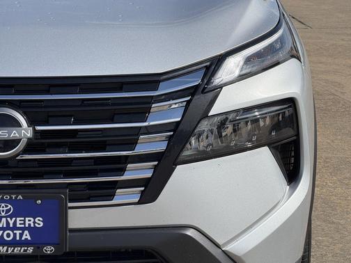 Brilliant Silver Metallic 2025 Nissan Rogue SV