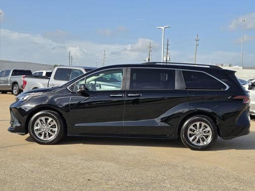 Midnight Black Metallic 2026 Toyota Sienna XLE