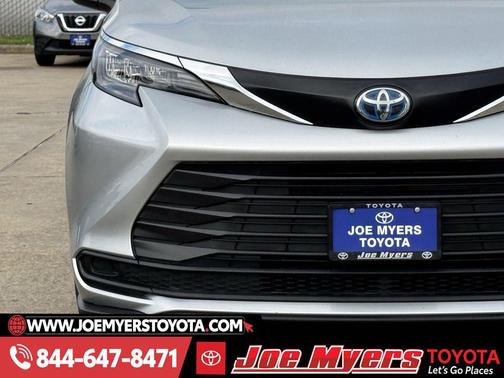 Celestial Silver Metallic 2025 Toyota Sienna LE