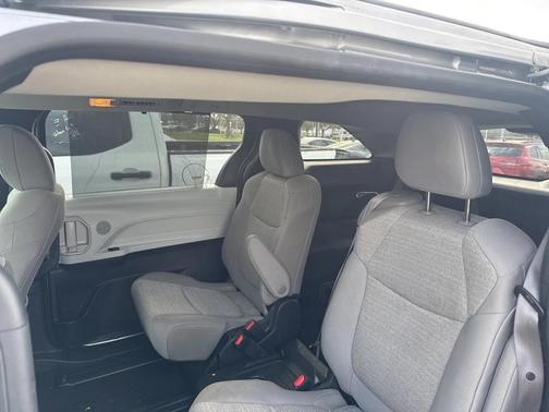 2025 Toyota Sienna LE