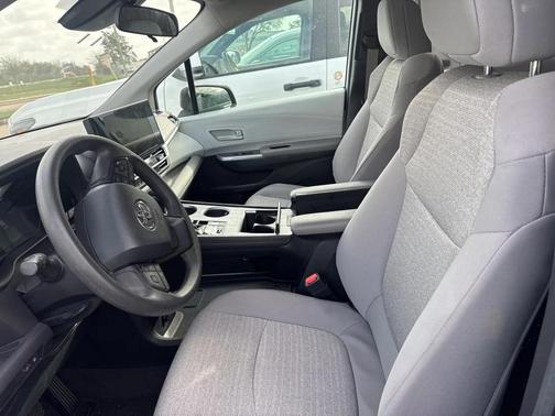 2025 Toyota Sienna LE