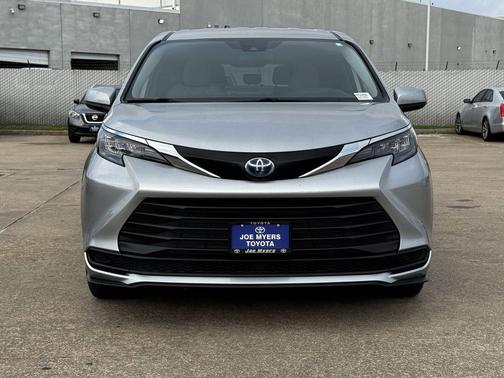 2025 Toyota Sienna LE