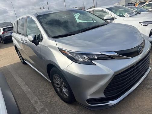 2025 Toyota Sienna LE