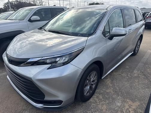 2025 Toyota Sienna LE