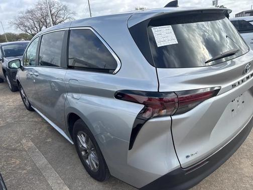 2025 Toyota Sienna LE