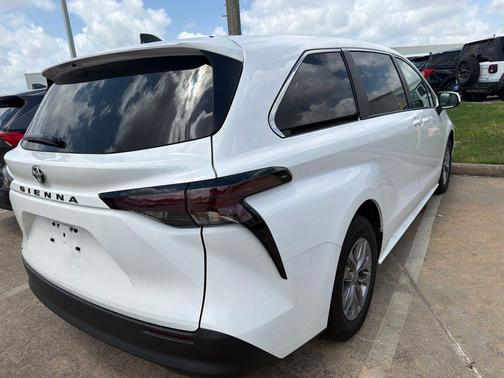 Ice 2026 Toyota Sienna LE
