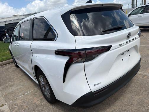 Ice 2026 Toyota Sienna LE