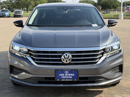 Platinum Gray Metallic 2022 Volkswagen Passat 2.0T Limited Edition