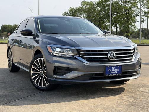 Platinum Gray Metallic 2022 Volkswagen Passat 2.0T Limited Edition