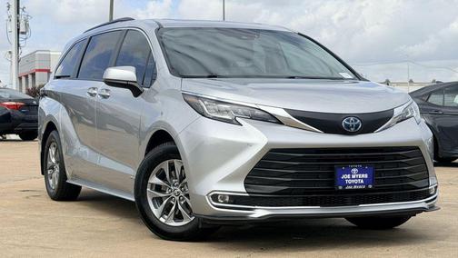 Celestial Silver Metallic 2021 Toyota Sienna XLE 8 Passenger