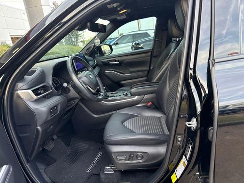 Midnight Black Metallic 2025 Toyota Highlander XSE