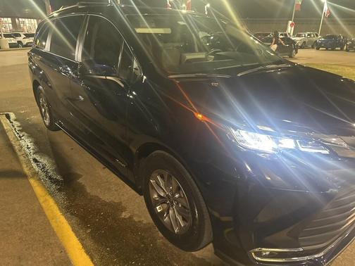 2021 Toyota Sienna XLE 8 Passenger