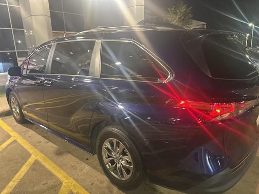 2021 Toyota Sienna XLE 8 Passenger