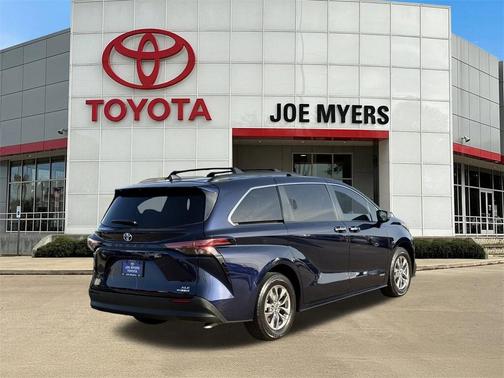 2021 Toyota Sienna XLE 8 Passenger