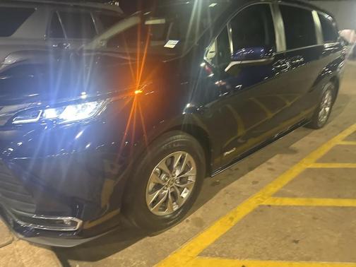 2021 Toyota Sienna XLE 8 Passenger