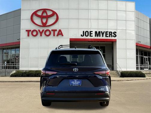 2021 Toyota Sienna XLE 8 Passenger