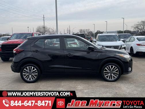 Super Black 2024 Nissan Kicks SV