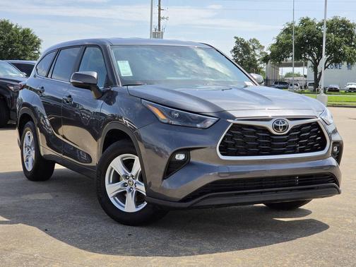 Magnetic Gray Metallic 2025 Toyota Highlander LE