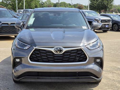 Magnetic Gray Metallic 2025 Toyota Highlander LE