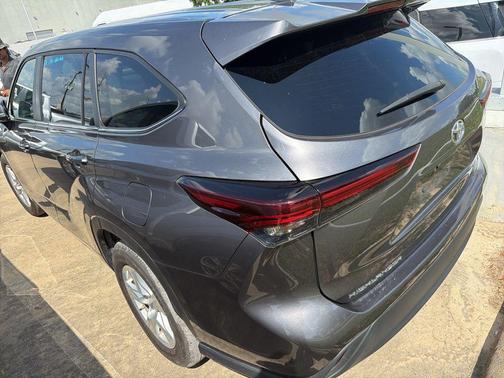 Magnetic Gray Metallic 2025 Toyota Highlander LE