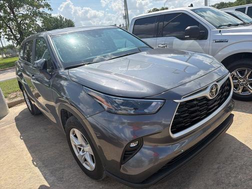 Magnetic Gray Metallic 2025 Toyota Highlander LE