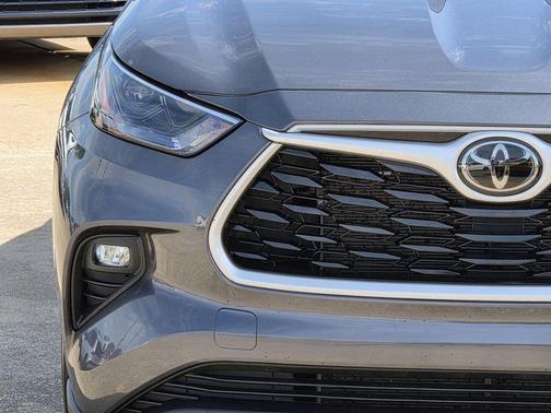 Magnetic Gray Metallic 2025 Toyota Highlander LE