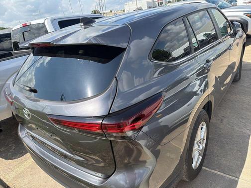 Magnetic Gray Metallic 2025 Toyota Highlander LE