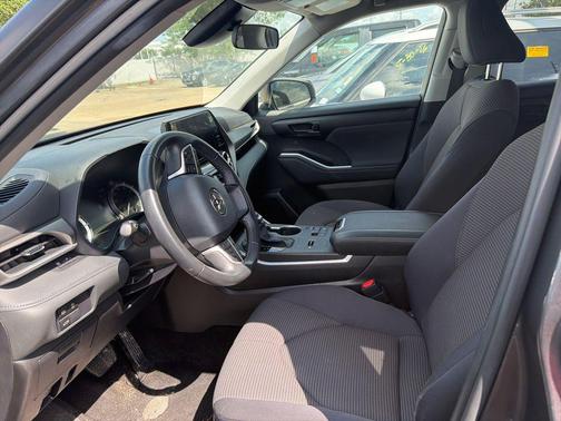 Magnetic Gray Metallic 2025 Toyota Highlander LE