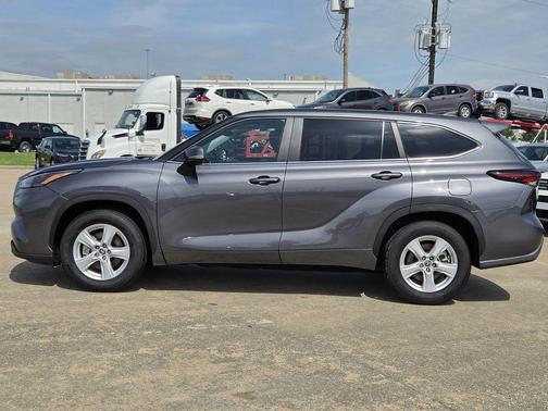 Magnetic Gray Metallic 2025 Toyota Highlander LE