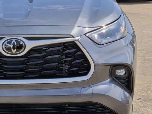 Magnetic Gray Metallic 2025 Toyota Highlander LE