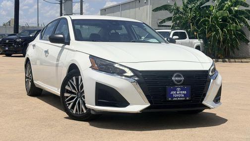 Glacier White 2025 Nissan Altima 2.5 SV