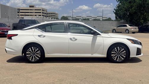 Glacier White 2025 Nissan Altima 2.5 SV