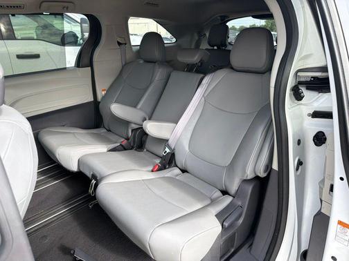 Pearl 2023 Toyota Sienna XLE