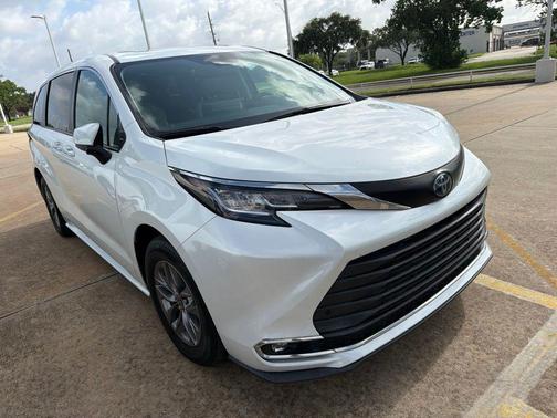 Pearl 2023 Toyota Sienna XLE
