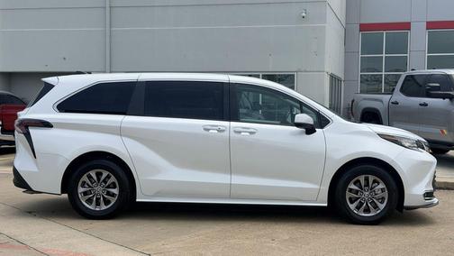 Pearl 2023 Toyota Sienna XLE