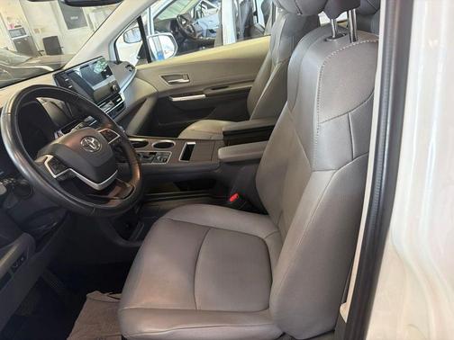 Pearl 2023 Toyota Sienna XLE