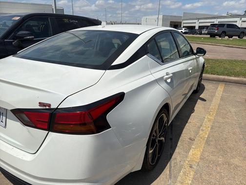 Pearl White 2025 Nissan Altima SR FWD