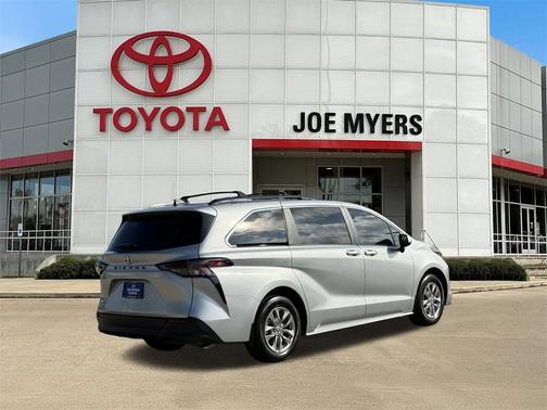 2025 Toyota Sienna LE