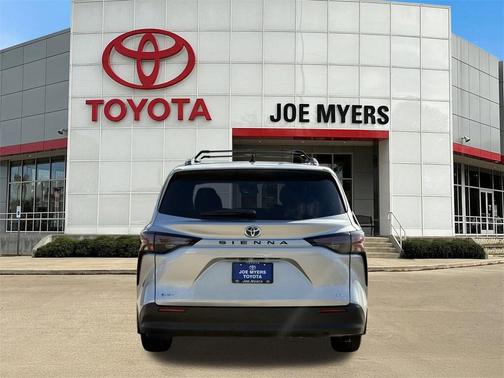 2025 Toyota Sienna LE