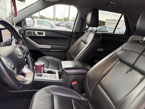 Oxford White 2023 Ford Explorer XLT