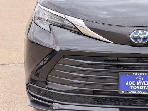 Midnight Black Metallic 2025 Toyota Sienna LE